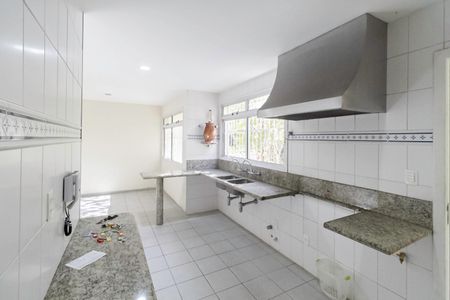 Casa à venda com 341m², 5 quartos e 6 vagas Casa à venda com 341m², 5 quartos e 6 vagasCozinha