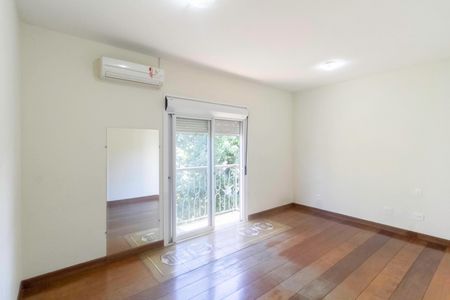 Casa à venda com 341m², 5 quartos e 6 vagas Casa à venda com 341m², 5 quartos e 6 vagasSuíte