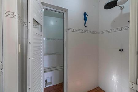 Casa à venda com 341m², 5 quartos e 6 vagas Casa à venda com 341m², 5 quartos e 6 vagasSauna