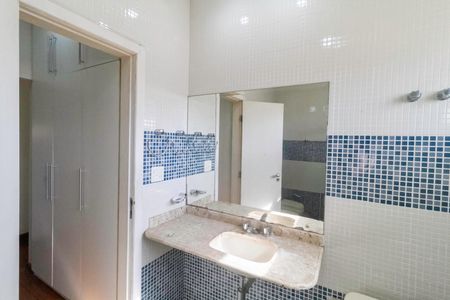 Casa à venda com 341m², 5 quartos e 6 vagas Casa à venda com 341m², 5 quartos e 6 vagasBanheiro da suíte