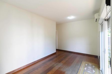 Casa à venda com 341m², 5 quartos e 6 vagas Casa à venda com 341m², 5 quartos e 6 vagasSuíte