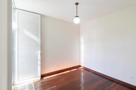 Casa à venda com 341m², 5 quartos e 6 vagas Casa à venda com 341m², 5 quartos e 6 vagasQuarto 4