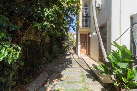 Casa à venda com 341m², 5 quartos e 6 vagas Casa à venda com 341m², 5 quartos e 6 vagasEntrada