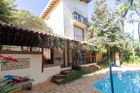 Casa à venda com 341m², 5 quartos e 6 vagas Casa à venda com 341m², 5 quartos e 6 vagasQuintal