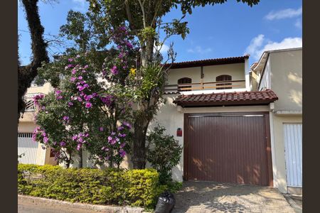 Casa para alugar com 327m², 4 quartos e 4 vagas Casa para alugar com 327m², 4 quartos e 4 vagasFachada - Casa 2