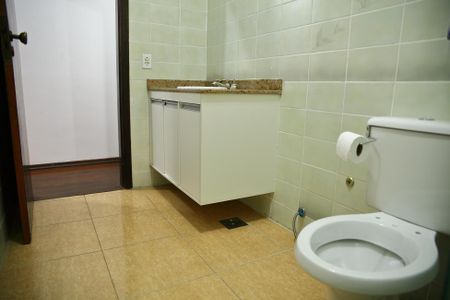 Casa para alugar com 327m², 4 quartos e 4 vagasBanheiro da Suíte