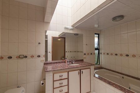 Apartamento à venda com 269m², 4 quartos e 3 vagasBanheiro da Suíte