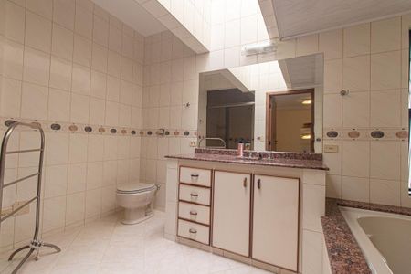 Apartamento à venda com 269m², 4 quartos e 3 vagasBanheiro da Suíte