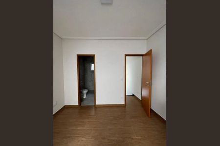 Casa à venda com 300m², 3 quartos e 2 vagas Casa à venda com 300m², 3 quartos e 2 vagasQuarto