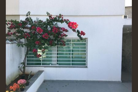 Casa à venda com 220m², 4 quartos e 2 vagas Casa à venda com 220m², 4 quartos e 2 vagasGaragem