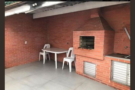 Casa à venda com 220m², 4 quartos e 2 vagas Casa à venda com 220m², 4 quartos e 2 vagasChurrasqueira