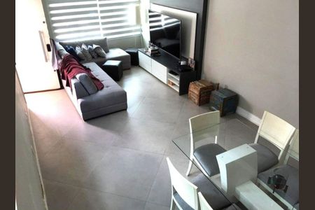 Casa à venda com 220m², 4 quartos e 2 vagas Casa à venda com 220m², 4 quartos e 2 vagasSala