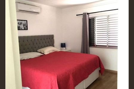 Casa à venda com 220m², 4 quartos e 2 vagas Casa à venda com 220m², 4 quartos e 2 vagasQuarto