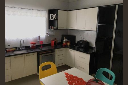 Casa à venda com 220m², 4 quartos e 2 vagas Casa à venda com 220m², 4 quartos e 2 vagasCozinha