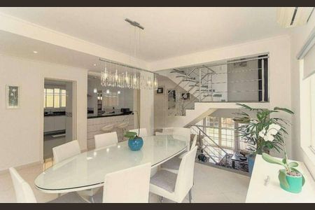 Casa à venda com 360m², 4 quartos e 4 vagas Casa à venda com 360m², 4 quartos e 4 vagasSala de Jantar