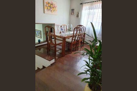 Casa à venda com 280m², 3 quartos e 2 vagas Casa à venda com 280m², 3 quartos e 2 vagasSala