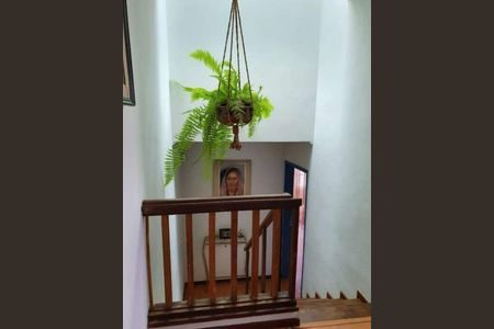 Casa à venda com 280m², 3 quartos e 2 vagas Casa à venda com 280m², 3 quartos e 2 vagasEscada