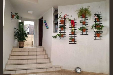 Casa à venda com 280m², 3 quartos e 2 vagas Casa à venda com 280m², 3 quartos e 2 vagasEscada