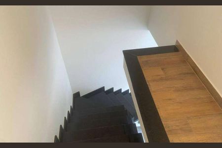 Casa à venda com 300m², 3 quartos e 2 vagasEscada