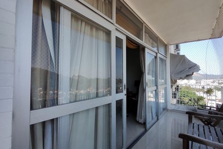 Apartamento à venda com 143m², 4 quartos e 1 vaga Apartamento à venda com 143m², 4 quartos e 1 vagaVaranda