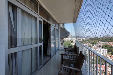 Apartamento à venda com 143m², 4 quartos e 1 vaga Apartamento à venda com 143m², 4 quartos e 1 vagaVaranda
