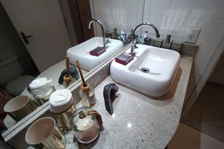 Apartamento à venda com 143m², 4 quartos e 1 vaga Apartamento à venda com 143m², 4 quartos e 1 vagaBanheiro Social