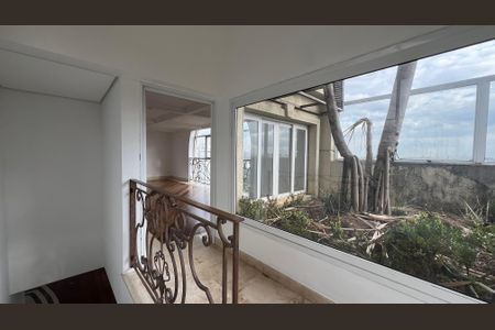 Apartamento à venda com 525m², 4 quartos e 6 vagas Apartamento à venda com 525m², 4 quartos e 6 vagasEscada