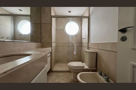 Apartamento à venda com 525m², 4 quartos e 6 vagas Apartamento à venda com 525m², 4 quartos e 6 vagasBanheiro da Suíte 2