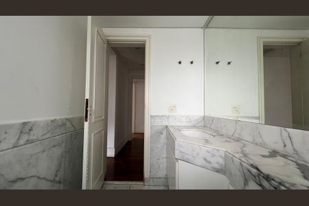 Apartamento à venda com 525m², 4 quartos e 6 vagas Apartamento à venda com 525m², 4 quartos e 6 vagasBanheiro da Suíte 1