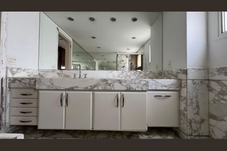 Apartamento à venda com 525m², 4 quartos e 6 vagas Apartamento à venda com 525m², 4 quartos e 6 vagasBanheiro da Suíte 3