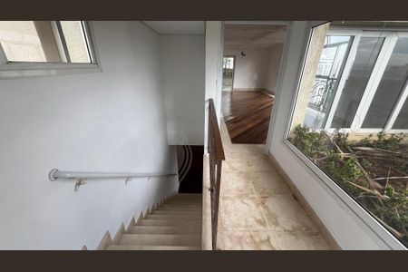 Apartamento à venda com 525m², 4 quartos e 6 vagas Apartamento à venda com 525m², 4 quartos e 6 vagasEscada