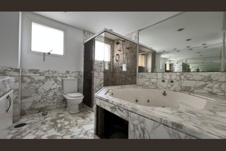 Apartamento à venda com 525m², 4 quartos e 6 vagas Apartamento à venda com 525m², 4 quartos e 6 vagasBanheiro da Suíte 3