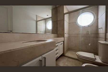 Apartamento à venda com 525m², 4 quartos e 6 vagas Apartamento à venda com 525m², 4 quartos e 6 vagasBanheiro da Suíte 2