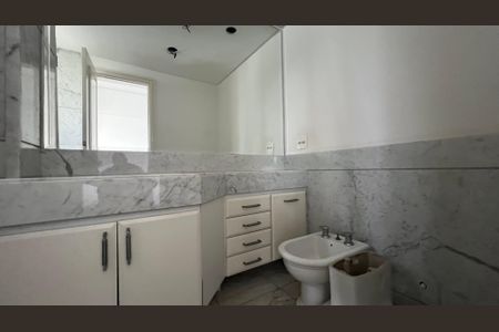 Apartamento à venda com 525m², 4 quartos e 6 vagas Apartamento à venda com 525m², 4 quartos e 6 vagasBanheiro da Suíte 4