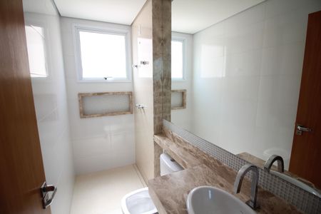 Apartamento à venda com 145m², 3 quartos e 3 vagasBanheiro 2