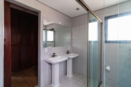 Apartamento à venda com 189m², 3 quartos e 3 vagasBanheiro da Suíte 1