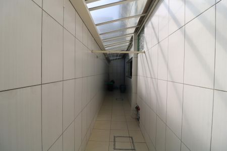 Casa à venda com 180m², 2 quartos e 2 vagasCorredor