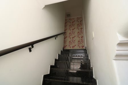 Casa à venda com 180m², 2 quartos e 2 vagasEscada