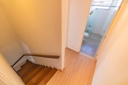 Escada de casa para alugar com 3 quartos, 120m² em Vila do Bosque, São Paulo