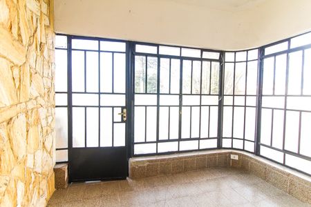 Casa à venda com 250m², 3 quartos e 5 vagas Casa à venda com 250m², 3 quartos e 5 vagasHall da sala
