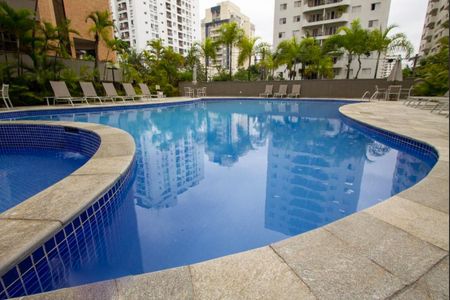 Apartamento à venda com 244m², 4 quartos e 4 vagasÁrea comum - Piscina
