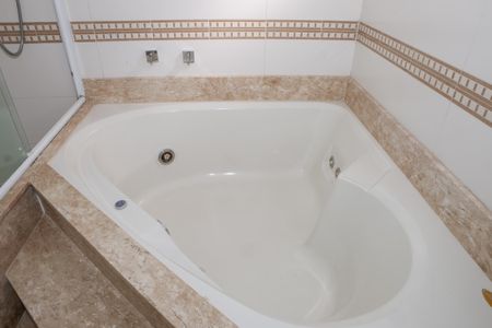 Apartamento à venda com 244m², 4 quartos e 4 vagasBanheiro da Suíte 1