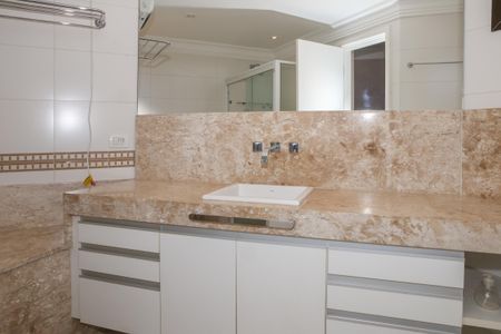 Apartamento à venda com 244m², 4 quartos e 4 vagasBanheiro da Suíte 1