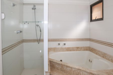 Apartamento à venda com 244m², 4 quartos e 4 vagasBanheiro da Suíte 1