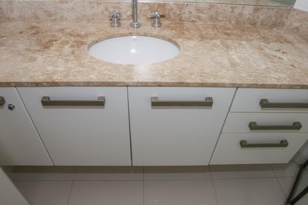 Apartamento à venda com 244m², 4 quartos e 4 vagasBanheiro Social