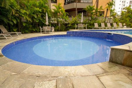 Apartamento à venda com 244m², 4 quartos e 4 vagasÁrea comum - Piscina