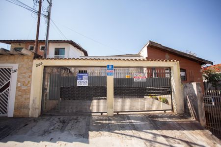 Casa à venda com 300m², 2 quartos e 2 vagas Casa à venda com 300m², 2 quartos e 2 vagasFachada