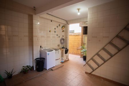 Casa à venda com 300m², 2 quartos e 2 vagas Casa à venda com 300m², 2 quartos e 2 vagasÁrea de Serviço