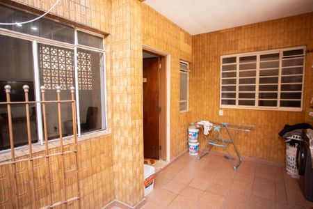 Casa à venda com 300m², 2 quartos e 2 vagas Casa à venda com 300m², 2 quartos e 2 vagasEdícula