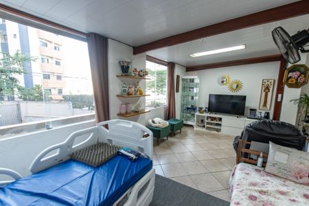 Casa à venda com 260m², 3 quartos e 2 vagas Casa à venda com 260m², 3 quartos e 2 vagasSala
